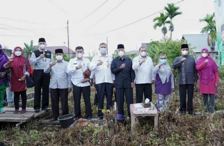 Peletakan Batu Pertama Pembangunan Gedung PC MUSLIMAT NU oleh Bupati Inhil