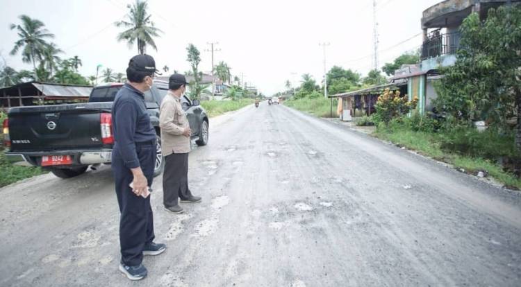 Tinjau Ruas Jalan , Bupati Inhil HM.Wardan Inginkan Pekerjaan Tidak Asal-asalan.