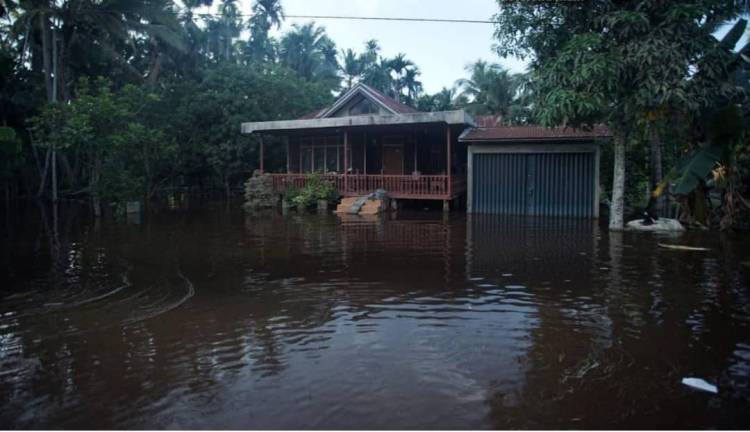 Bupati Inhil Bersama Gubernur Riau Serahkan Bantuan Kepada Warga Masyarakat yang Terkena Banjir di 2 Kecamatan.