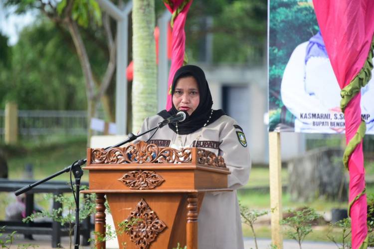 Bupati Bengkalis Kasmarni Tanam Pohon Penghijauan di Pelabuhan BSSR