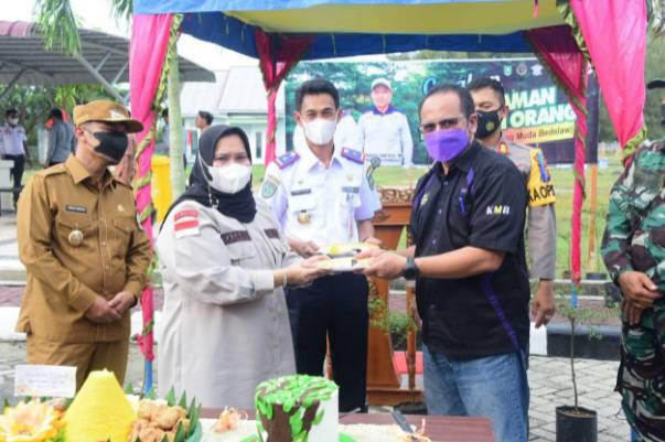Bupati Bengkalis Kasmarni Tanam Pohon Penghijauan di Pelabuhan BSSR