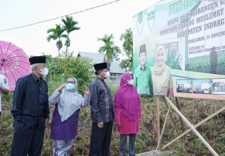 Peletakan Batu Pertama Pembangunan Gedung PC MUSLIMAT NU oleh Bupati Inhil