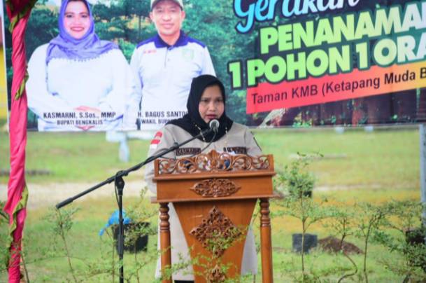 Bupati Bengkalis Kasmarni Tanam Pohon Penghijauan di Pelabuhan BSSR