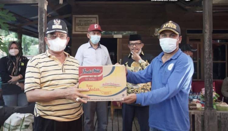 Bupati Inhil Bersama Gubernur Riau Serahkan Bantuan Kepada Warga Masyarakat yang Terkena Banjir di 2 Kecamatan.