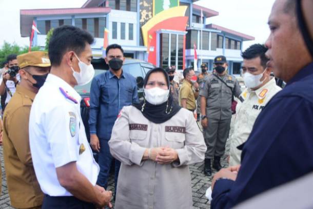 Bupati Bengkalis Kasmarni Tanam Pohon Penghijauan di Pelabuhan BSSR