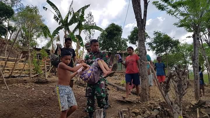 Tanggap dan Sigap, Satgas Pamtas RI-RDTL Yonif 132/BS, Bantu Evakuasi Nenek Sin Yang Sedang Terluka Parah .
