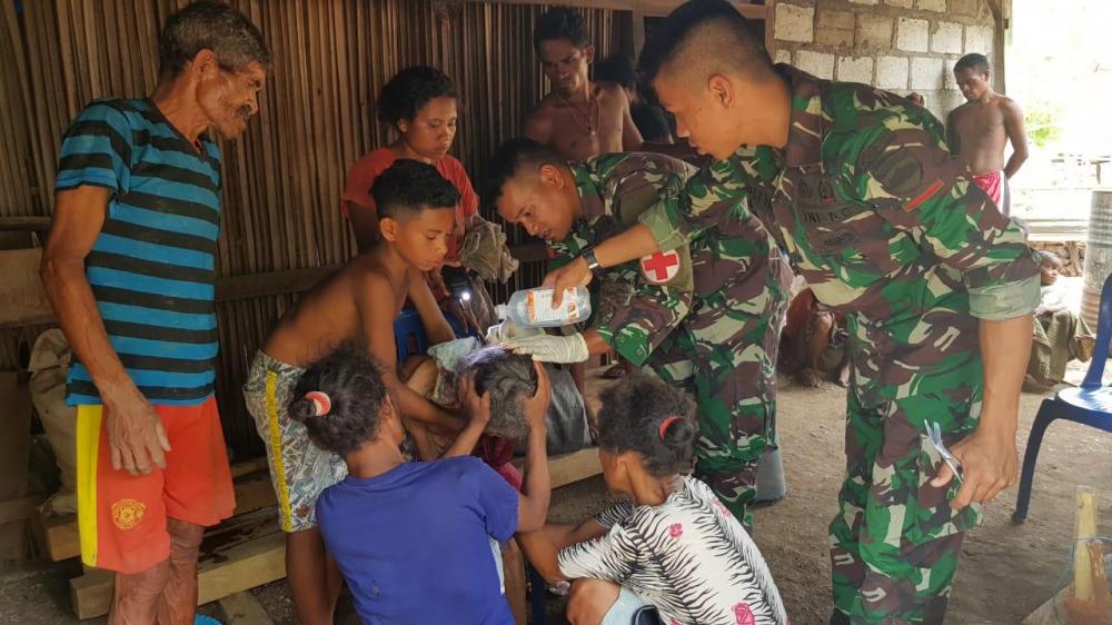 Tanggap dan Sigap, Satgas Pamtas RI-RDTL Yonif 132/BS, Bantu Evakuasi Nenek Sin Yang Sedang Terluka Parah .