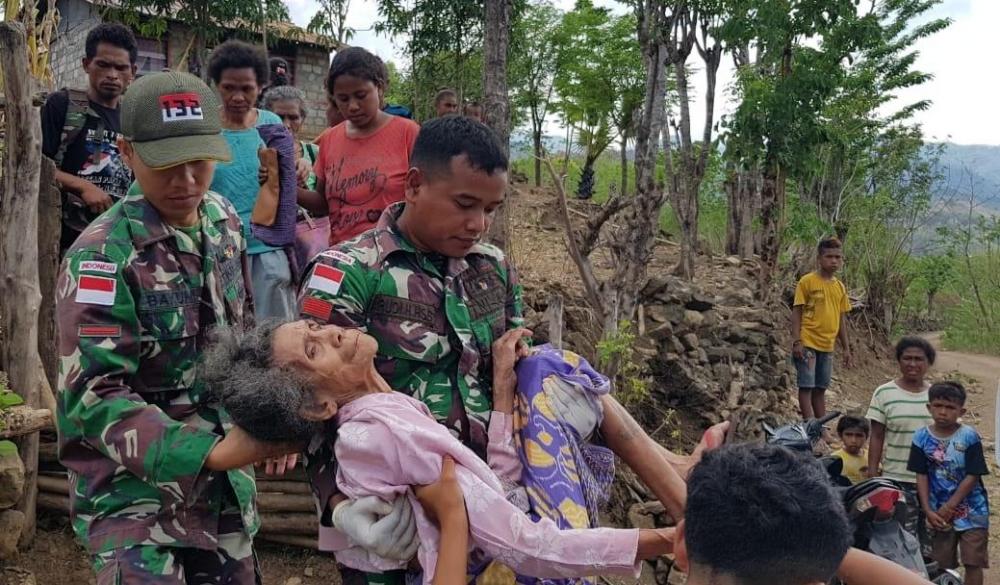 Tanggap dan Sigap, Satgas Pamtas RI-RDTL Yonif 132/BS, Bantu Evakuasi Nenek Sin Yang Sedang Terluka Parah .