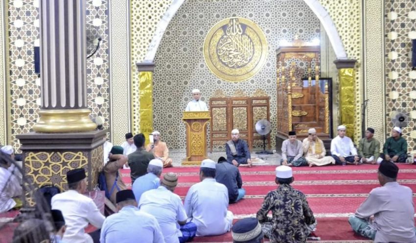 Pj Bupati Inhil Laksanakan Shalat Taraweh Berjamaah di Masjid Besar Nurul Jama'ah Kuala Enok