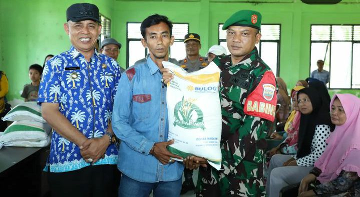 Pj. Bupati Indragiri Hilir, H. Herman, SE, MT Menyerahkan  Cadangan Beras Pemerintah Desa Pulau Palas