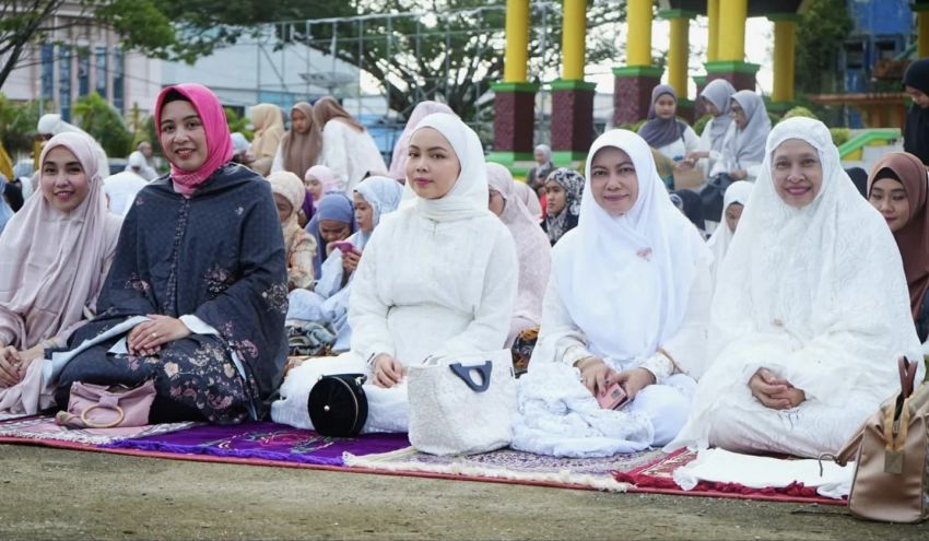Shalat Idul Fitri 1 Syawal 1445 H Pj Bupati Inhil Bersama Keluarga Laksanakan di Lapangan Gajah Mada Tembilahan