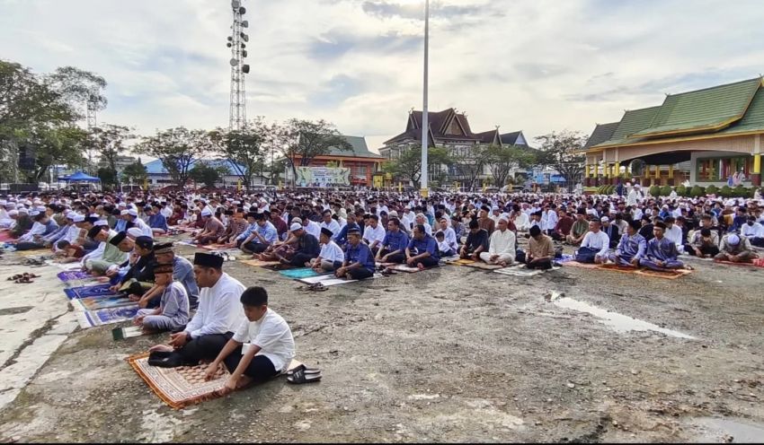 Shalat Idul Fitri 1 Syawal 1445 H Pj Bupati Inhil Bersama Keluarga Laksanakan di Lapangan Gajah Mada Tembilahan