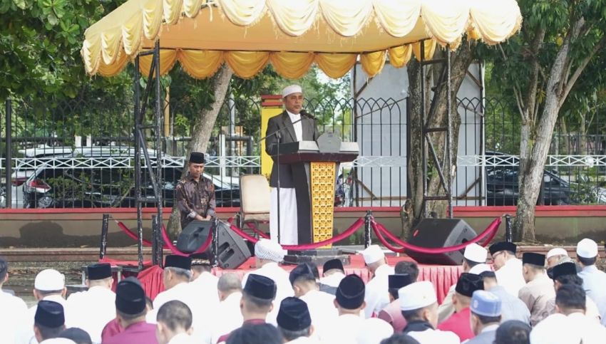 Shalat Idul Fitri 1 Syawal 1445 H Pj Bupati Inhil Bersama Keluarga Laksanakan di Lapangan Gajah Mada Tembilahan