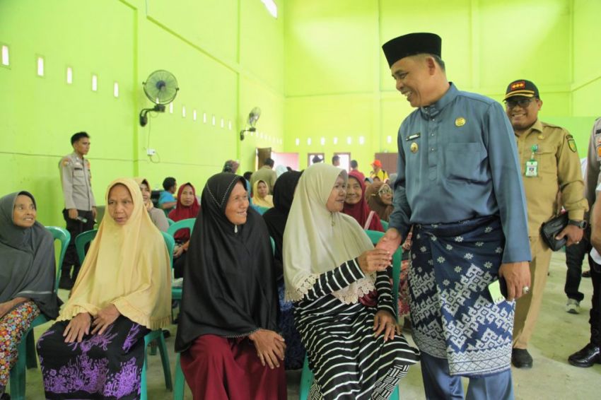 Pj. Bupati Indragiri Hilir, H. Herman, SE, MT Menyerahkan  Cadangan Beras Pemerintah Desa Pulau Palas