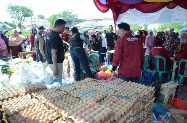 Pj Bupati Indragiri Hilir H Herman Buka Opersi Pasar Murah Di Kecamatan Kateman