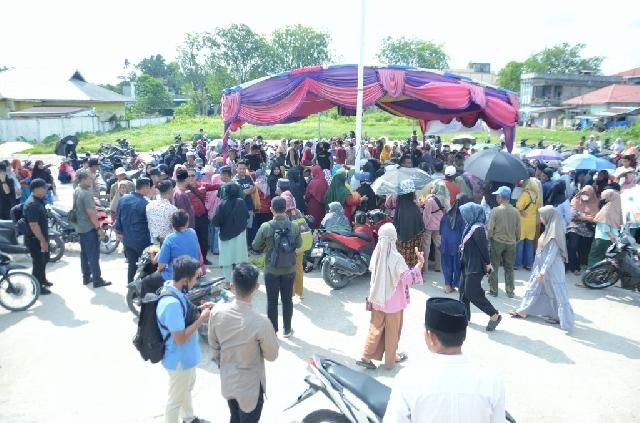 Pj Bupati Indragiri Hilir H Herman Buka Opersi Pasar Murah Di Kecamatan Kateman