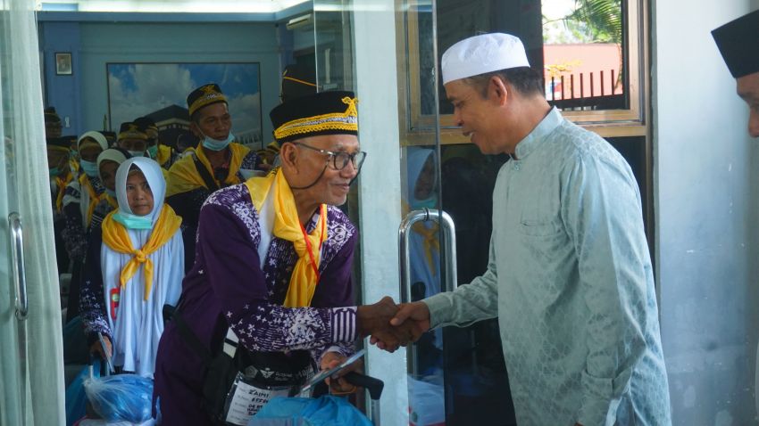 Pj Bupati Inhil Herman Lepas Keberangkatan Jemaah Haji Kabupaten Indragiri Hilir