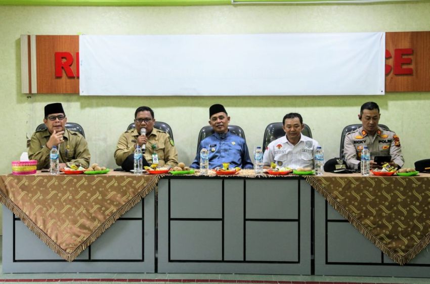 Pj. Bupati Indragiri Hilir, H. Herman, SE, MT Menyerahkan  Cadangan Beras Pemerintah Desa Pulau Palas