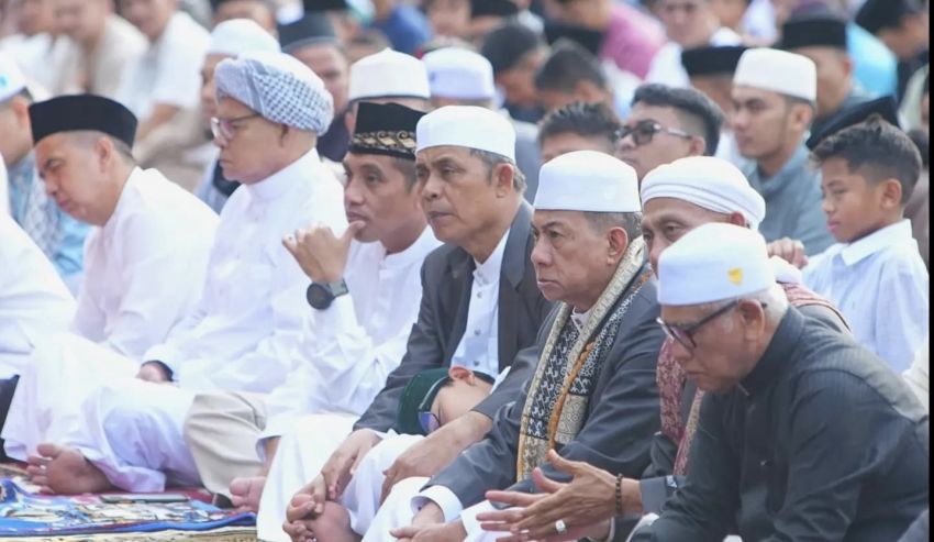 Shalat Idul Fitri 1 Syawal 1445 H Pj Bupati Inhil Bersama Keluarga Laksanakan di Lapangan Gajah Mada Tembilahan