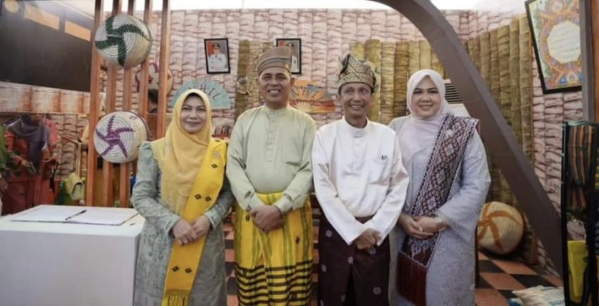Kunjungan Gubri Beserta Rombongan di Stand Bazar Inhil Disambut Oleh Pj Bupati didampingi Pj.Ketua TP PKK Inhil