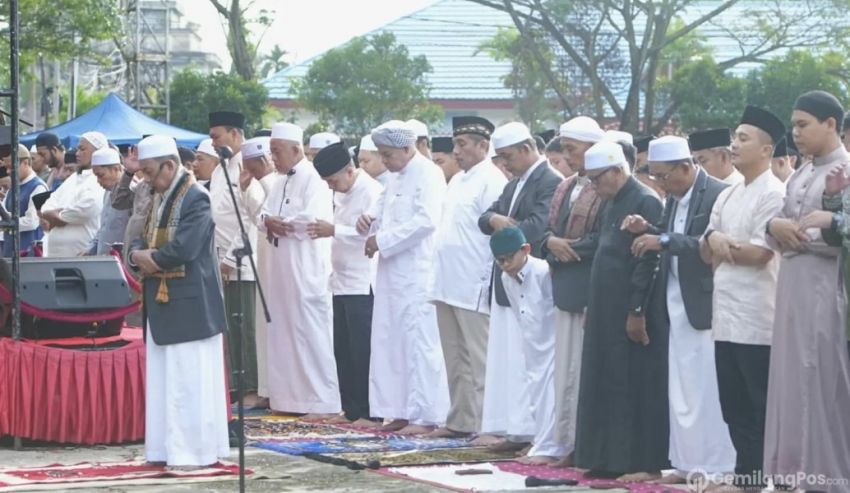 Shalat Idul Fitri 1 Syawal 1445 H Pj Bupati Inhil Bersama Keluarga Laksanakan di Lapangan Gajah Mada Tembilahan