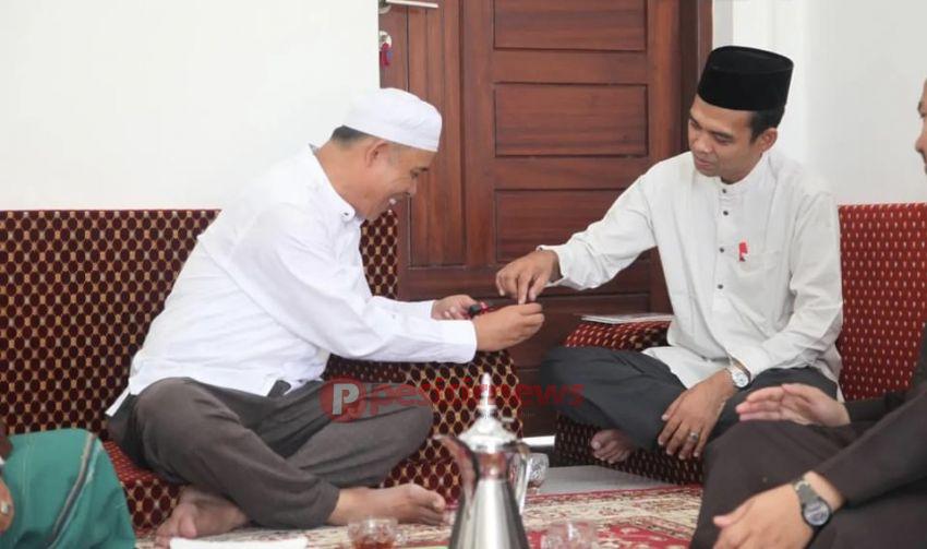 Pj.Bupati Inhil Heman berkesempatan bersilaturahmi menyambangi Ust.Abdul Somad ( UAS ) di Kediamannya di Rumah Omak di Kampar