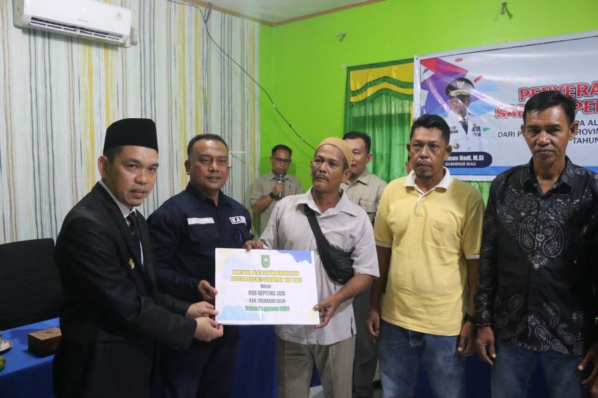 Pj Bupati Inhil Erisman Yahya Dan Kepala Dinas Kelautan Dan Perikanan Privinsi Riau Yurnalis Serahkan Bantiuan Peralatan Tangkap Ikan Pada Nelayan