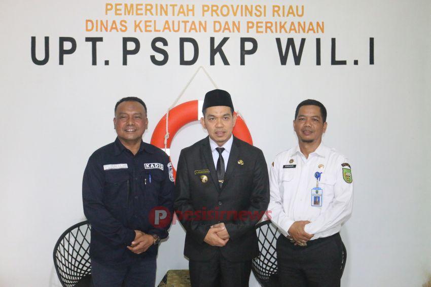Pj Bupati Inhil Erisman Yahya Dan Kepala Dinas Kelautan Dan Perikanan Privinsi Riau Yurnalis Serahkan Bantiuan Peralatan Tangkap Ikan Pada Nelayan