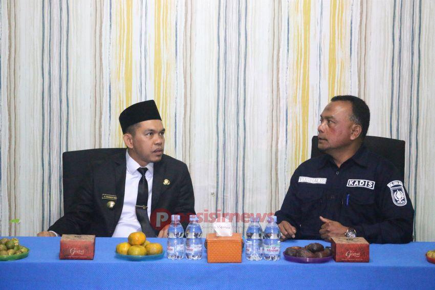 Pj Bupati Inhil Erisman Yahya Dan Dinas Kelautan Fan Perikanan Privinsi Riau Yurnalis Serahkan Bantiuan Peralatan Tangkap Ikan Pada Nelayan