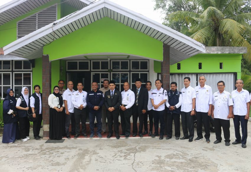 Pj Bupati Inhil Erisman Yahya Dan Kepala Dinas Kelautan Dan Perikanan Privinsi Riau Yurnalis Serahkan Bantiuan Peralatan Tangkap Ikan Pada Nelayan
