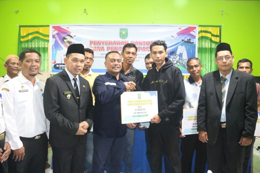 Pj Bupati Inhil Erisman Yahya Dan Kepala Dinas Kelautan Dan Perikanan Privinsi Riau Yurnalis Serahkan Bantiuan Peralatan Tangkap Ikan Pada Nelayan