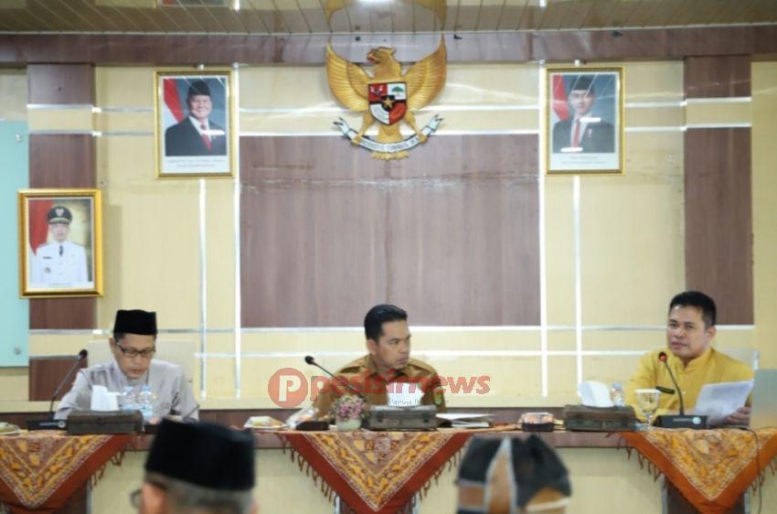 Pj Bupati Inhil Erisman Yahya Rapat strategi kebijakan untuk menghadapi akhir Tahun 2024