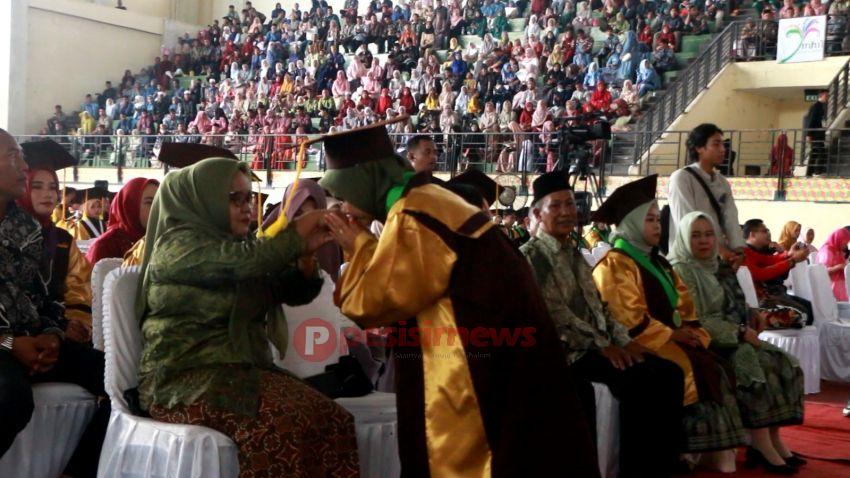 Pj Bupati Inhil Erisman Yahya Yang Diwakili diwakili oleh Asisten II Setda Inhil, H. Tantawi Jauhari menghadiri acara Wisuda Ke-17 Universitas Islam Indragiri (UNISI) Tahun 2024