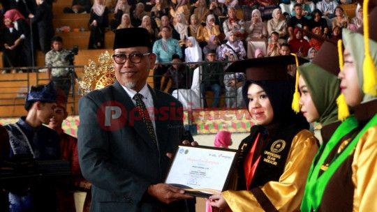 Pj Bupati Inhil Erisman Yahya Yang Diwakili diwakili oleh Asisten II Setda Inhil, H. Tantawi Jauhari menghadiri acara Wisuda Ke-17 Universitas Islam Indragiri (UNISI) Tahun 2024