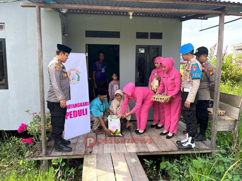 Jelang Idul Fitri 1446 H, Polsek Tembilahan Hulu Berbagi Sembako Kepada Masyarakat dan Purnawirawan