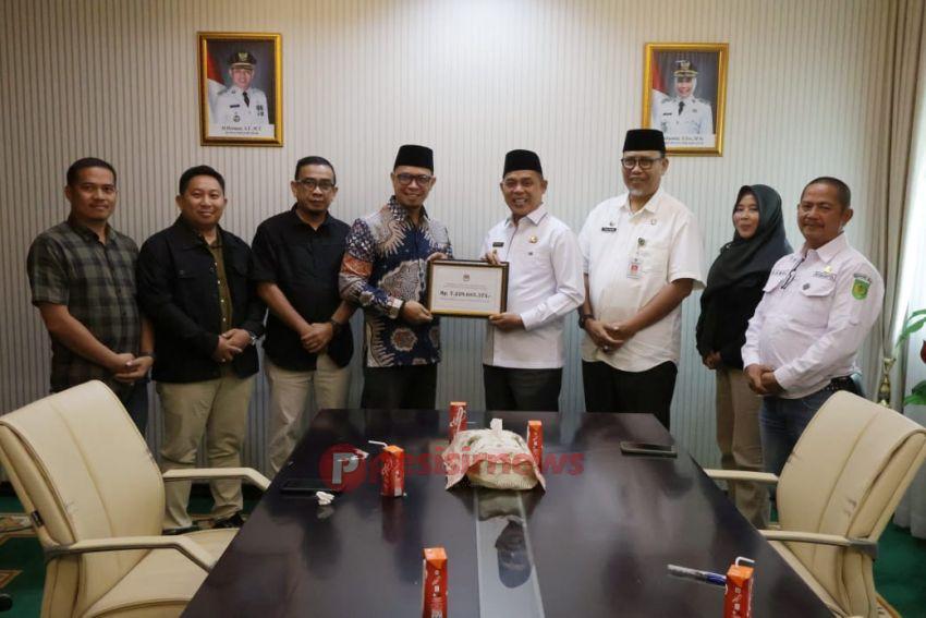 Bupati Inhil Herman Terima Pengembalian Dana Hibah Silva Penyelenggaraan Pemilu Tahun 2024 Senilai 7,2 Milyar Rupiah