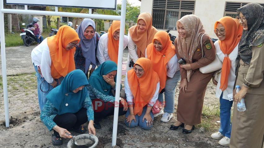 Hj. Katerina Susanti Herman Tinjau Sekretariat dan Pemasangan Plang Perwosi Indragiri Hilir