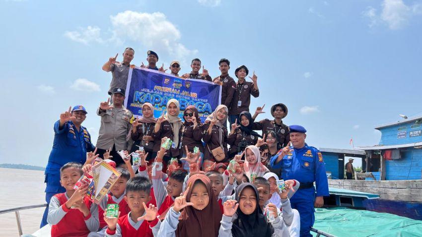 Bikin Seru, Siswa SD di Indragiri Hilir Belajar di Kapal Baca Polisi