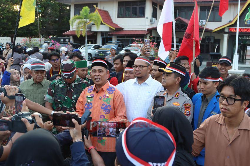 Mahasiswa, dan Masyarakat Gelar Aksi Solidaritas Bagi-Bagi Bunga di Tembilahan