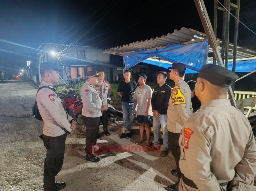 Kasat Binmas Polres Inhil AKP Cardi Edi Haryanto beserta anggota Cek Pos Satkamling di Kelurahan Sungai Beringin