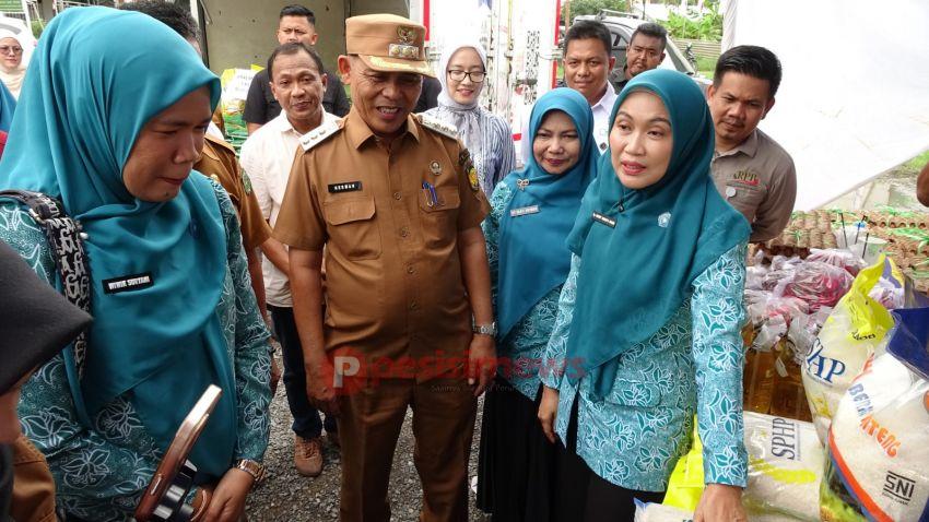 Ketua TP PKK Riau Tinjau Gerakan Pangan Murah di Tembilahan, Beras Lokal Diserbu Warga