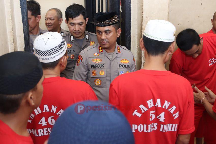 Kapolres Indragiri Hilir Bagikan Makanan kepada Tahanan dalam Program “Jumat Berkah”