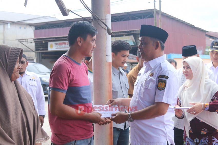 Bupati Inhil Herman Serahkan Bantuan kepada Korban Kebakaran di Tembilahan Hulu