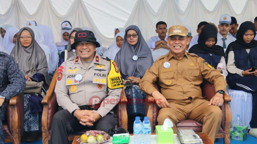 Bupati Herman dan Wakapolda Riau Tanam Pohon pada Program 21.000 Pohon Polda Riau di SMAN 2 Tembilahan