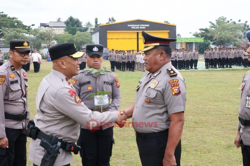 Wakapolda Riau Beri Bibit Pohon ke Personel Naik Pangkat, Simbol Integritas