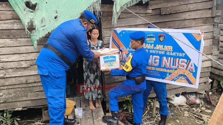 Satpolairud Polres Inhil Laksanakan Program JALUR, Sambangi Warga Pesisir Pulau Palas