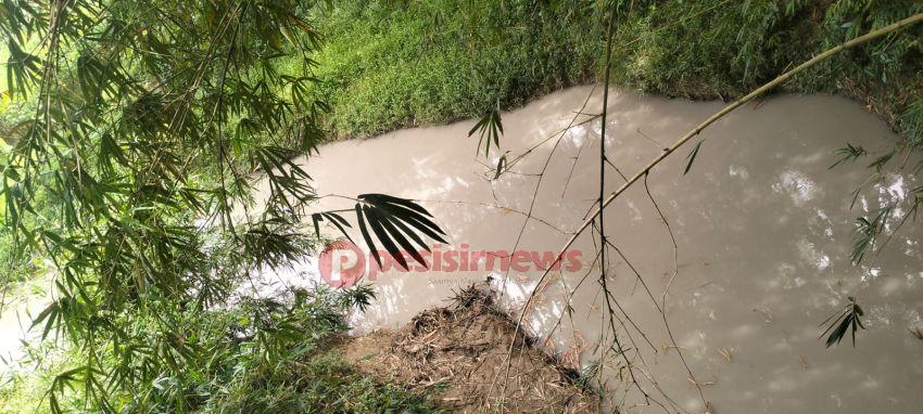 Usai Picu Hujan Abu, Limbah PT Indocement Kini Diduga Cemari Sungai Cijere Bogor