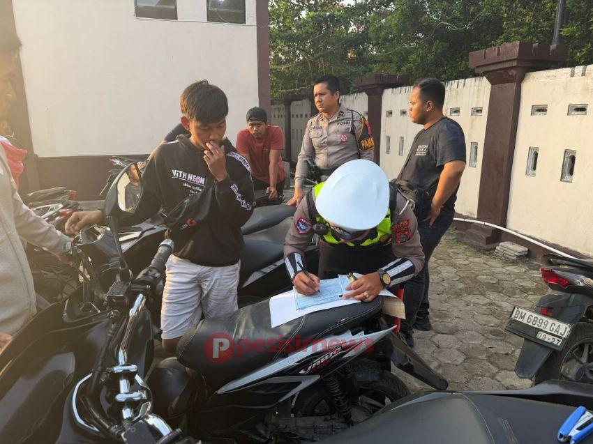 Polres Inhil Tertibkan Balap Liar di Jalan Telaga Biru Parit 8, 14 Sepeda Motor Diamankan