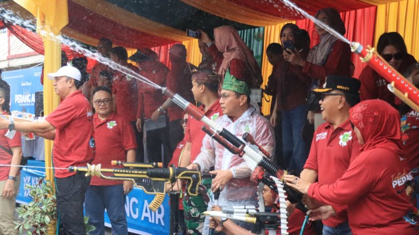 Meriahnya Festival 'Perang Air' di Riau: Merawat Tradisi, Jaga Persaudaraan