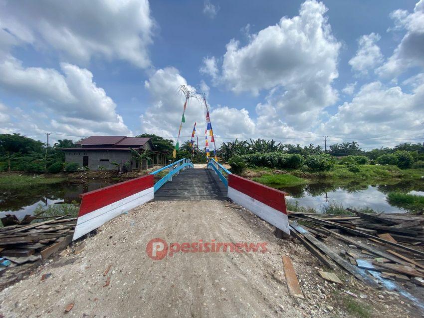 Polsek Kempas Rampungkan Renovasi Jembatan Menuju SD 012 Rumbai Jaya